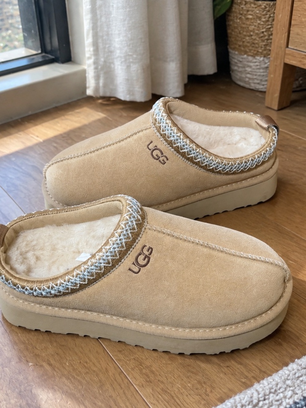 UGG Kids Chestnut/Tan Cozy Shearling Slip-On Slippers